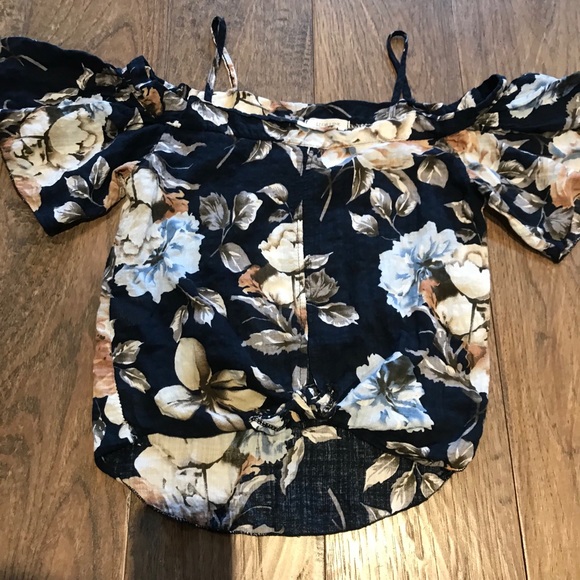 Cute floral cold shoulder cropped cotton blouse - Picture 6 of 9